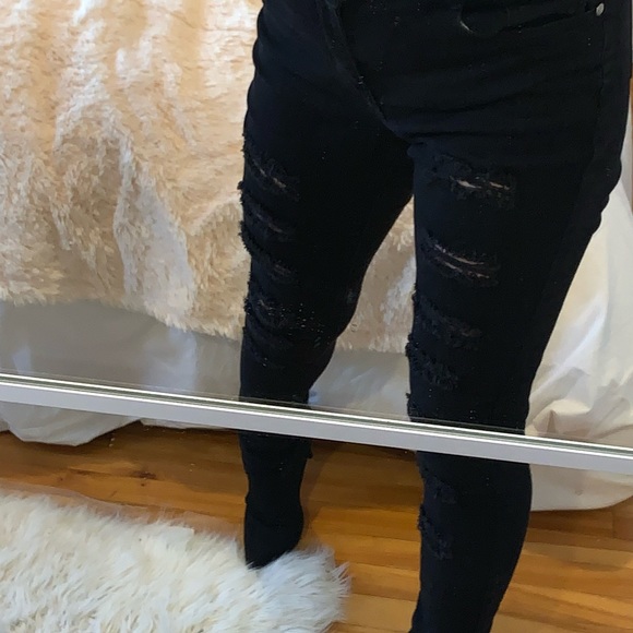 Fashion Nova ripped jeans - Picture 3 of 4
